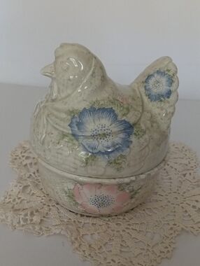 Vintage Fitz and Floyd Ceramic Hen On Nest Trinket Box With Blue and Pink Poppie
